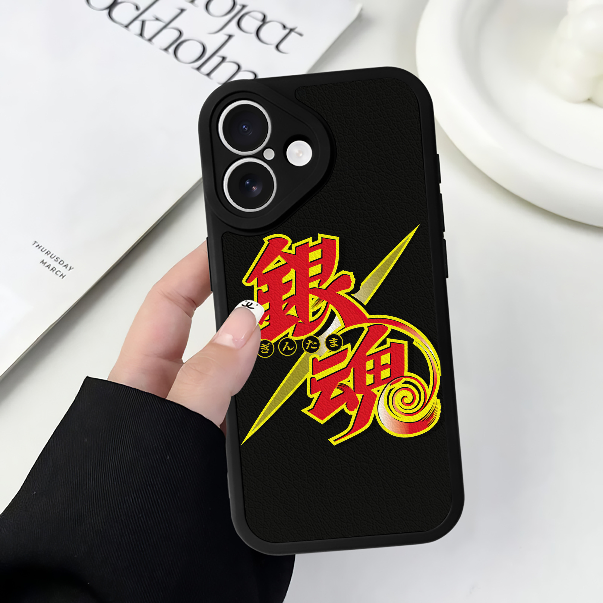 （画像用） ぎんたま 坂田銀時（さかたぎんとき） 神楽 志村新八（しむら しんぱち） GINTAMA Sakata Gintoki Kagura Shimura Shinpachi 【iPhone 16シリーズ対応】シリコンスマホケース（レザー調） 材質：シリコン